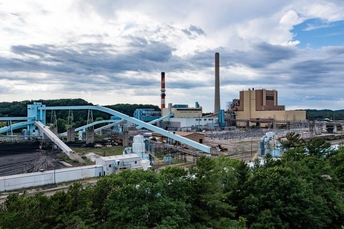 Photo of the JH Campbell coal-fired power plant in West Olive, Michigan, under cloudy skies